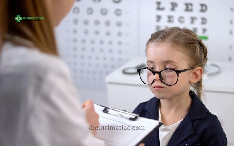 Điều trị mắt lác bằng chỉnh kính